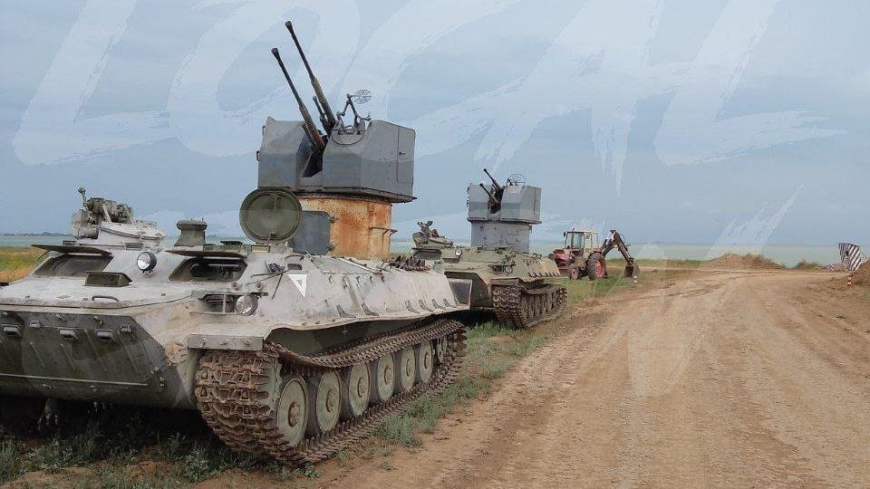 The Russians Bolted 1950s Naval Guns To Armored Tractors—And Produced Nearly Useless Combat Vehicles