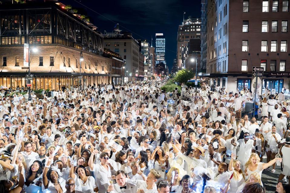 World’s Largest Dinner Party—Dîner en Blanc—Makes History & Takes Over City Streets