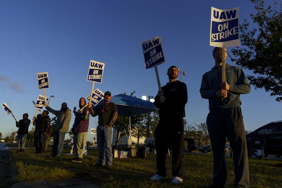 UAW Reaches Tentative Labor Deal With Ford