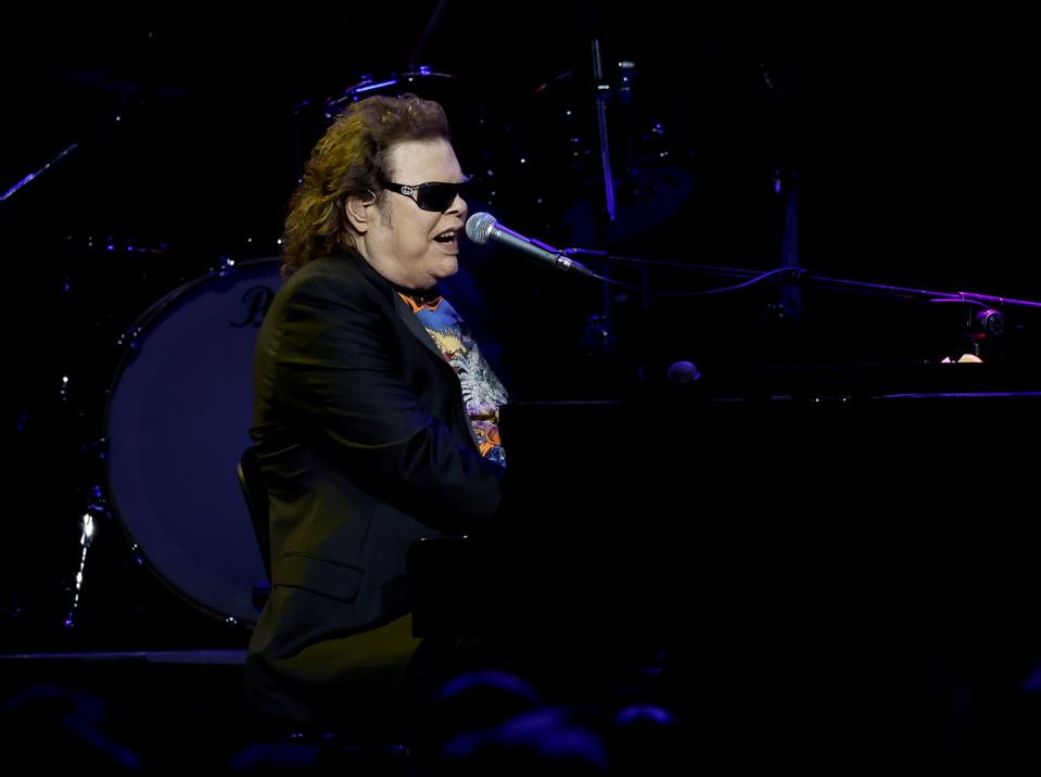 Ronnie Milsap Honored By Keith Urban, Kelly Clarkson & Others In All-Star Tribute Show