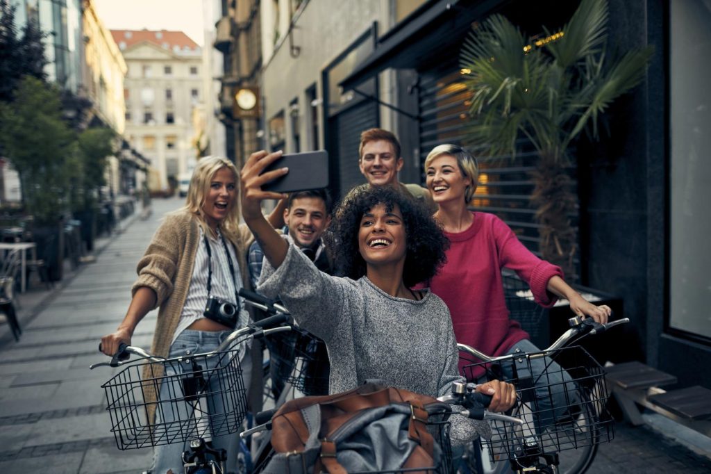 How To Make Friends While Traveling Abroad, According To Solo Travelers