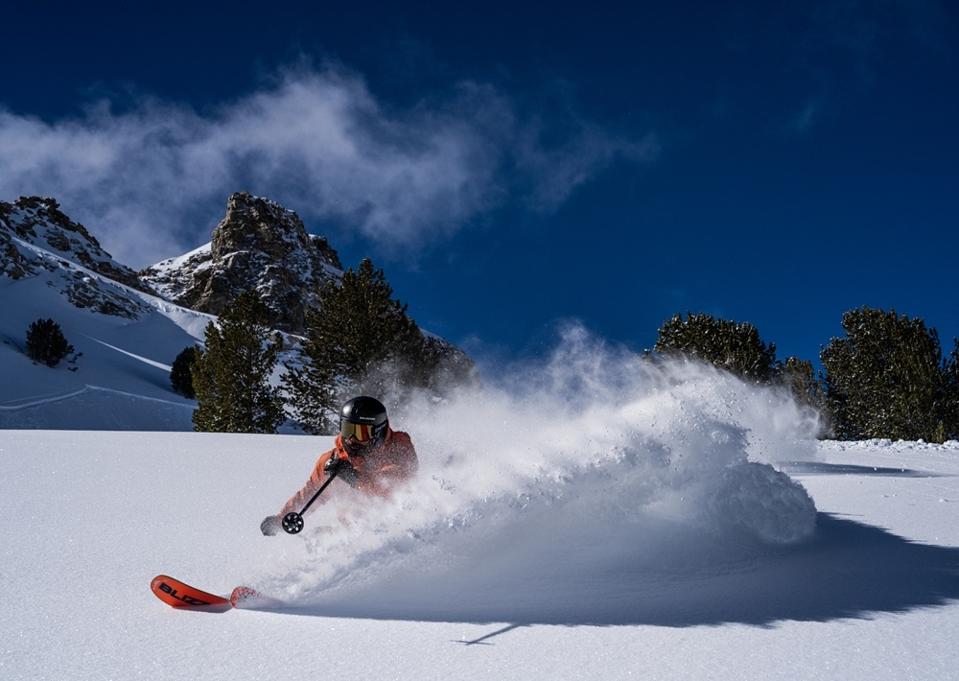 Heli-Skiing 101: How To Make The Best Of Your First Heli-Skiing Trip