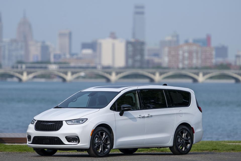 3 Reasons The Chrysler Pacifica Minivan Is A Perfect Road Trip Vehicle