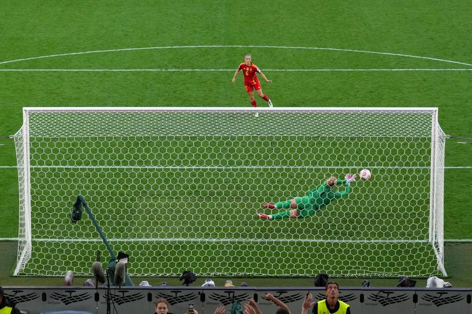 Hannah Hampton Is Voted The 2025 BBC Women’s Footballer Of The Year