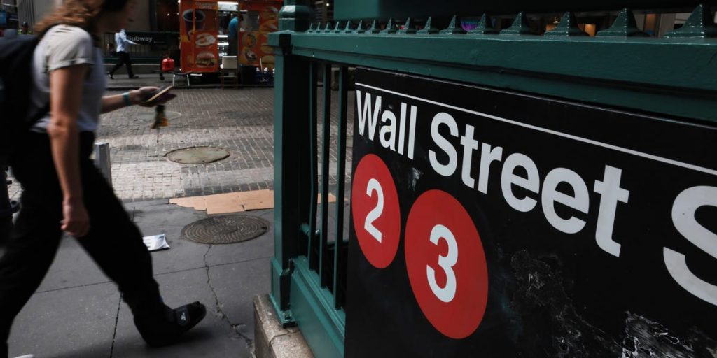 An economist who studies business cycles sees a recession and the Nasdaq crashing 70% by the 2027-end
