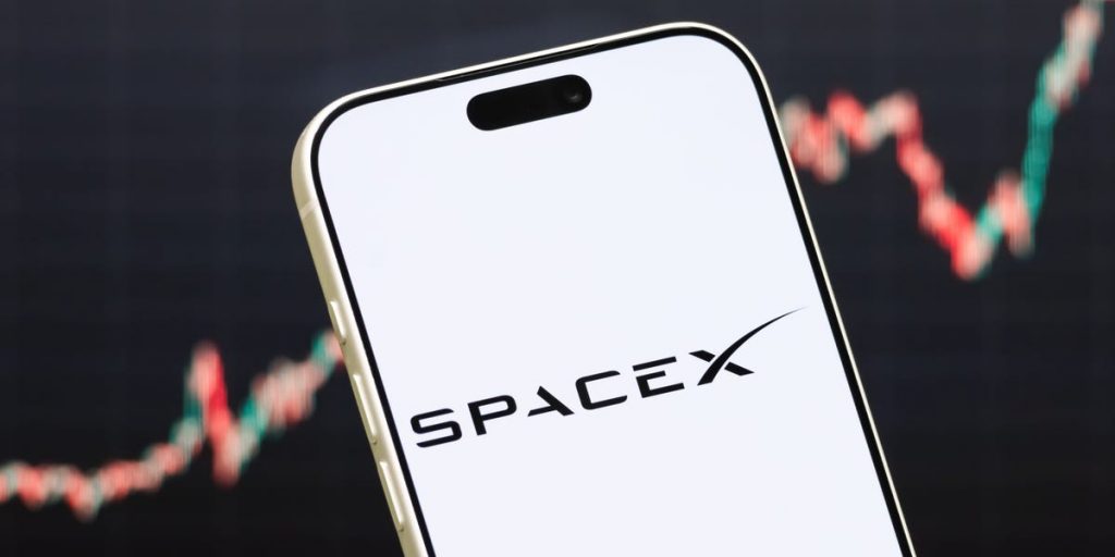 Musk’s Companies Ordered to Explain Why Antitrust Suit Against Apple Was Dropped