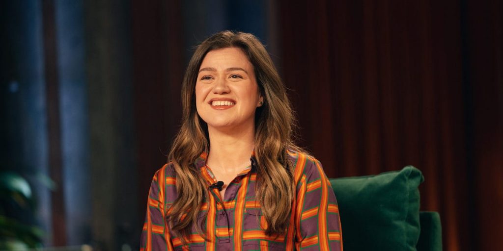 What we learned from watching the Kelly Clarkson toy store security cam footage — and one question we still have